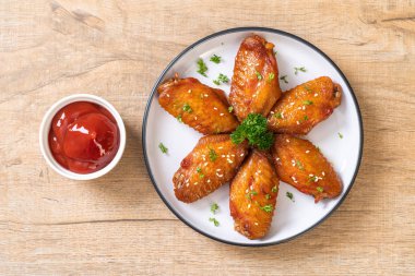 Beyaz susamlı ızgara tavuk kanadı.