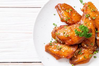 Beyaz susamlı ızgara tavuk kanadı.