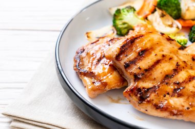 çukurunu tavuk göğsü biftek sebze (brokoli, havuç, soğan ile)