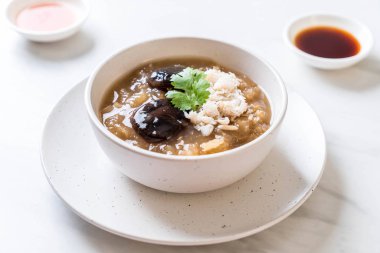 Yengeç kase kırmızı et suyu çorbası kızarmış balık Maw