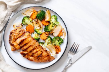 çukurunu tavuk göğsü biftek sebze (brokoli, havuç, soğan ile)