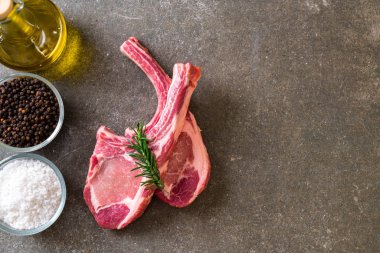 taze domuz pirzolası ham madde ile