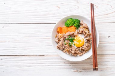 Donburi, domuz eti Pilav kasesi onsen yumurta ve sebze - Japon gıda tarzı