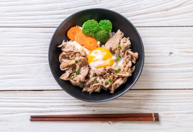 Donburi, domuz eti Pilav kasesi onsen yumurta ve sebze - Japon gıda tarzı