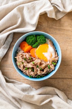 Donburi, domuz eti Pilav kasesi onsen yumurta ve sebze - Japon gıda tarzı