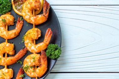 Limon - deniz ürünleri tarzı ile ızgara kaplan karides şiş