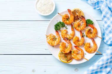 Limon - deniz ürünleri tarzı ile ızgara kaplan karides şiş