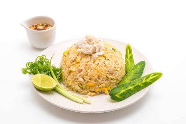 Beyaz arka plan üzerinde izole Yengeç kızarmış pilav