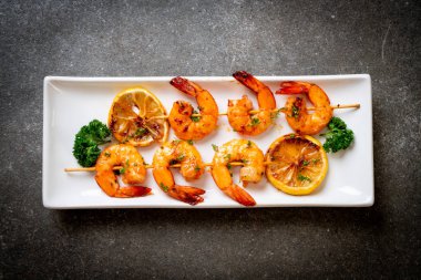 Limon - deniz ürünleri tarzı ile ızgara kaplan karides şiş