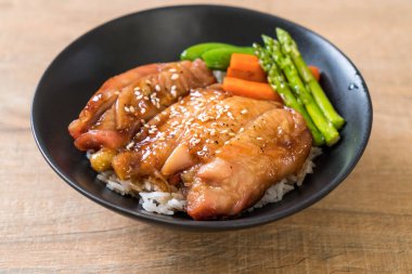 Teriyaki tavuk pilav kasesi - Asya gıda tarzı