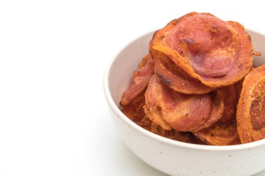 Beyaz arka plan üzerinde izole kase kızarmış gevrek domuz pastırması