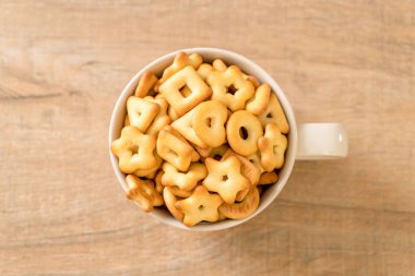 Kahveli bisküvi krakeri.