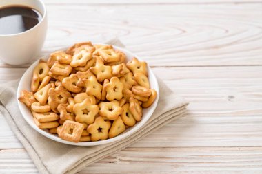 Kahveli bisküvi krakeri.