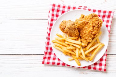 Kızarmış tavuk, patates kızartması ve nugget yemeği. Abur cubur ve sağlıksız yemek.