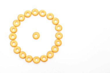 Beyaz arka plan üzerinde izole bisküvi kraker