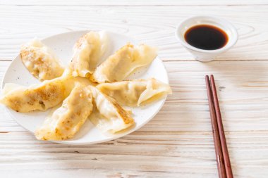 Japon gyoza 'sı ya da soya soslu hamur tatlısı.