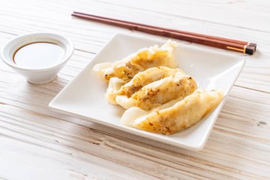 Japon gyoza 'sı ya da soya soslu hamur tatlısı.