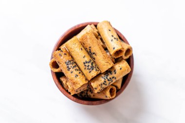 Taylandlı çıtır Hindistan cevizi roll - Tay tatlı snack