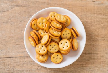 Hindistan cevizli bisküvi ve ananas reçeli.