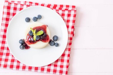 yoğurt puding taze yaban mersini - sağlıklı yemek ve tatlı ile