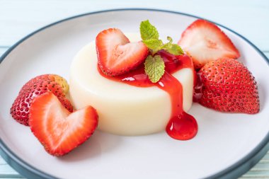 taze çilek - sağlıklı yemek ve tatlı ile yoğurt puding