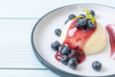 yoğurt puding taze yaban mersini - sağlıklı yemek ve tatlı ile