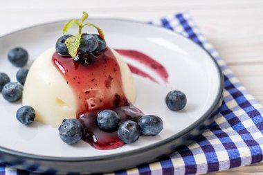 yoğurt puding taze yaban mersini - sağlıklı yemek ve tatlı ile