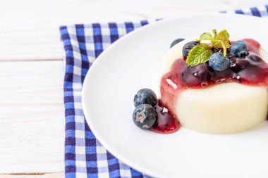 yoğurt puding taze yaban mersini - sağlıklı yemek ve tatlı ile