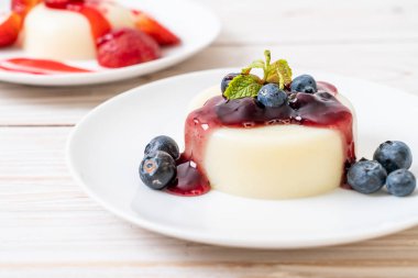 yoğurt puding taze yaban mersini - sağlıklı yemek ve tatlı ile