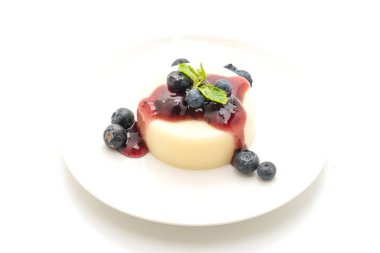 Beyaz arka plan üzerinde izole taze yaban mersini ile yoğurt puding