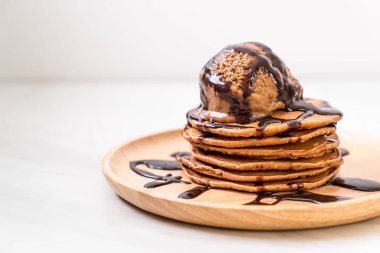 Çikolatalı dondurma plaka ile gözleme