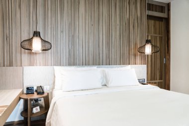 Otel yatak odası iç dekorasyonda yatak üzerinde rahat yastık