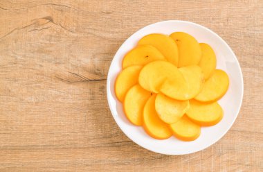 taze hurma tabağa dilimlenmiş