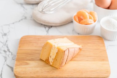 tablo üzerinde turuncu şifon kek