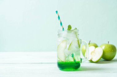 Yeşil elma soda ahşap masa üzerinde