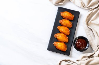 Barbekü tavuk kanadı sosu ile