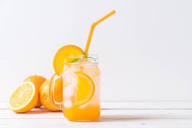 yanında da soda ahşap masa portakal suyu