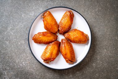 Barbekü tavuk kanadı sosu ile