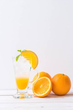 yanında da soda ahşap masa portakal suyu