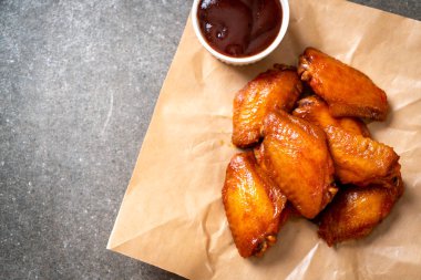 Barbekü tavuk kanadı sosu ile