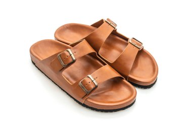 Erkekler beyaz arka plan üzerinde izole sandalet deri