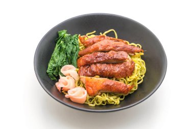 Beyaz arka plan üzerinde izole sebze erişte ile kızarmış ördek