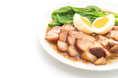 Demlenmiş Domuz eti bacak yumurta ve sebze izole üzerinde beyaz arka plan ile