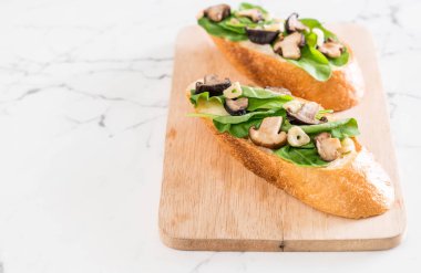 ekmek roket ve shiitake mantar - sağlıklı veya vegan gıda tarzı