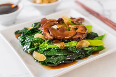 Sarımsaklı istiridye soslu kızarmış Hong Kong Kale heyecan