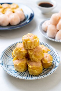 Çin karides pişmiş hamur tatlısı - Asya gıda tarzı