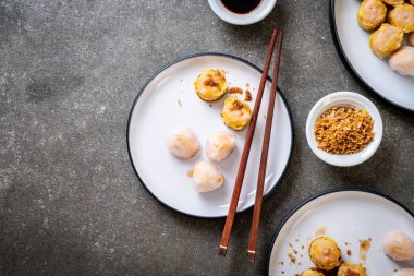 Çin karides pişmiş hamur tatlısı - Asya gıda tarzı