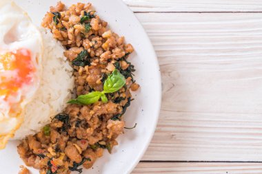 fesleğen pilav ve kızarmış yumurta - Tay geleneksel gıda tarzı ile tavada kızartılmış domuz eti