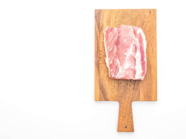 Beyaz arka planda izole edilmiş taze domuz filetosu.