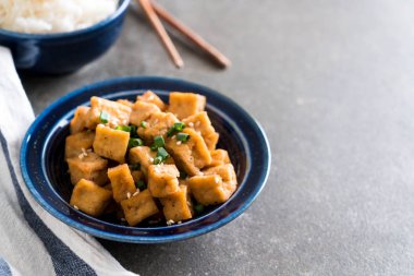 Susam - sağlıklı ve vegan gıda tarzı ile bir kase içinde kızarmış Tofu